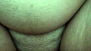 esposa deslizando a buceta com gosto no pau