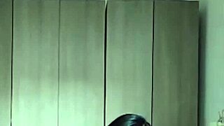 sapphire takes a huge bbc dildo to put it in her wet pussy and cum