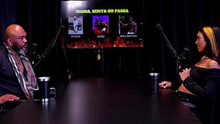 Morena faz stripper most os peitos depois de escolher quem senta