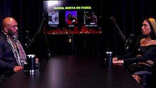 Morena faz stripper most os peitos depois de escolher quem senta