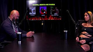 Morena faz stripper most os peitos depois de escolher quem senta