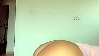 Girl loves to shake her big ass