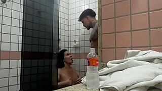 Dei bucetinha pro meu aluno perder a virgindade