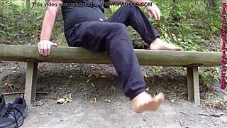 schuhe und nylonfüsse lüften outdoor im wald