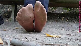 schuhe und nylonfüsse lüften outdoor im wald