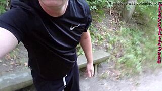 schuhe und nylonfüsse lüften outdoor im wald
