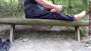 schuhe und nylonfüsse lüften outdoor im wald