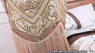classy mature lady loves vibrating on her clit