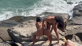 sexo em grupo na praia de nudismo no rio de janeiro