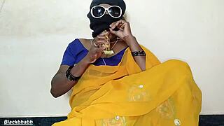 south mallu aunty put big banana in pussy