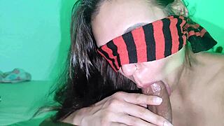 ela fez boquete vendada ate gozar gostoso