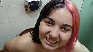 sou uma gravida novinha que adora mijar