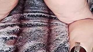 mature horny gaper on all fours flaunting her fabulously phat fanny flaps