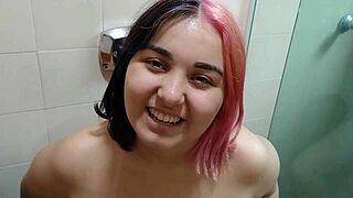 sou uma gravida novinha que adora mijar
