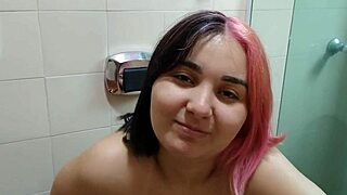 sou uma gravida novinha que adora mijar