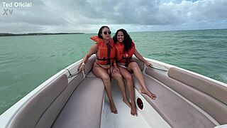fodendo duas rabudas gostosas na lancha no meio do mar de maragogi