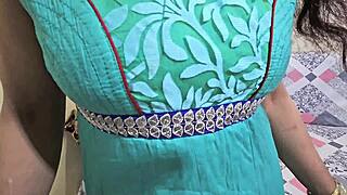 muslim hot wife ke sath hindi me gandi baat karte husband ne kiya massage