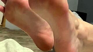 sexy oiled scrunched soles amateur milf shows feet