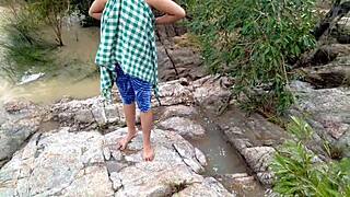 जंगल में नदी किनारे सौतेली माँ के साथ मजेदार चुदाई