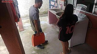 Dona De Casa Casada Paga Tecnico De Maquina De Lavar Com A Bunda Enquanto Marido Esta Fora