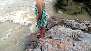 जंगल में नदी किनारे सौतेली माँ के साथ मजेदार चुदाई