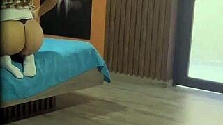 latina de escuela se destroza el culo con un jueguete a la vista del pervertido de su padrastro - anal amateur