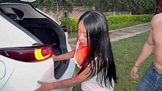 Caliente milf latina de tetas redondas cabalga una enorme polla en el carro