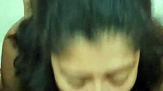 אישה לטינית קופצת על זה עם אקשן קרוב ווילד!