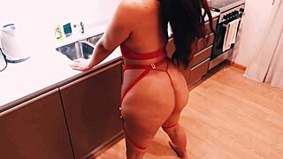 Прави кухињски секс са њом у доњем вешу, узима монструозни курац жустро. Савила се за дивљи орал и интензивно јебање.