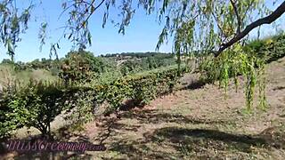 Ik flitste mijn kut naar een vent in het park, en hij liet me spuiten