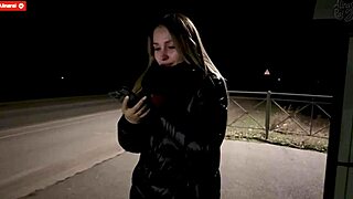 אמא חורגת מזיינת חבר לכיתה של הבן חזק