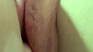 ฉี่และวิ่งราวกับหญิงสาวในวิดีโอสมัครเล่นร้อนแรง