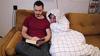 Posvojena hči dobi analni fisting v surovem POV z očimom.