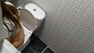 Шпионирам вкусния задник на заварената сестра в банята с скрита камера.