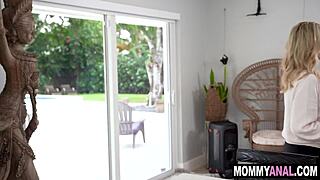 Pastor deflorira analno luknjo svoje mačehe