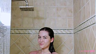 Sexy brunetka modelka sa vyzlieka a sprchuje v sólovom castingu