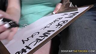 ماري جين ميهم تشارك قصة صدر كبير في مقابلة خلف الكواليس