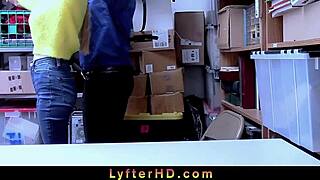 Nadja, lepa plavuša, uhapšena zbog krađe u prodavnici i zadržana u kancelariji.