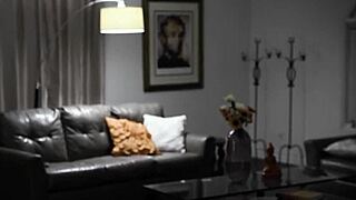 Zvrácená teen dráždí pro špinavý výstřik