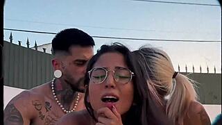 Menage na Piscina com Francesa Experimentando Trio pela Primeira Vez