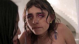 Utilisation libre d'ados minces Angel Windell et Amber Angel pendant la planification d'événement