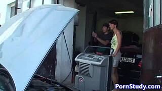 नुडिस्ट यूरोबेब पियर्स्ड बॉडी के साथ पब्लिक बीच पर मेकैनिक्स को टिस करती है, क्लोज-अप