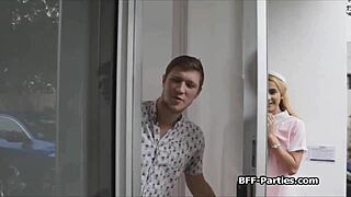 Stor kuk fyr støter tenåring flyvertinner hardt i uniform på bakken