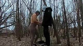 Har du sett en kurvig tjej suga kuk topless i en offentlig park?