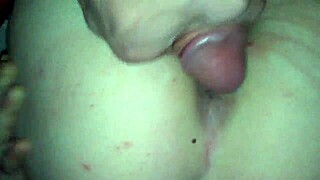 Hej grabbar, just fångade min tjej 18+ amatör som sprider sin tighta arsle för enorm kuk... hemmagjord hetta! 😍🔥