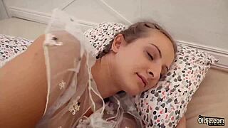 Йо, тази аматьорка блондинка чука стар приятел за първи път.