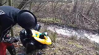 Schlammiges Fetischspiel mit brutaler deutscher Femdom draußen