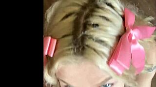 oye, emma rosie dando una mamada caliente después de recogerla