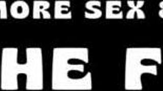 Κοκκινομάλλες θετές αδερφές Elly Clutch και Lola Rose πιανόντουσαν να γαμιούνται