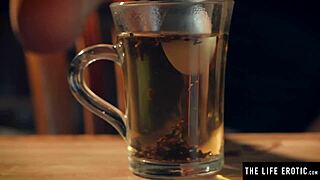 hey sexy, warum nicht crem auf diese großen tits und behaarte muschi schmieren?